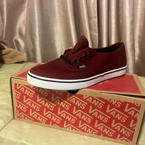 Vans authentic lo pro 
Tawny port/true white